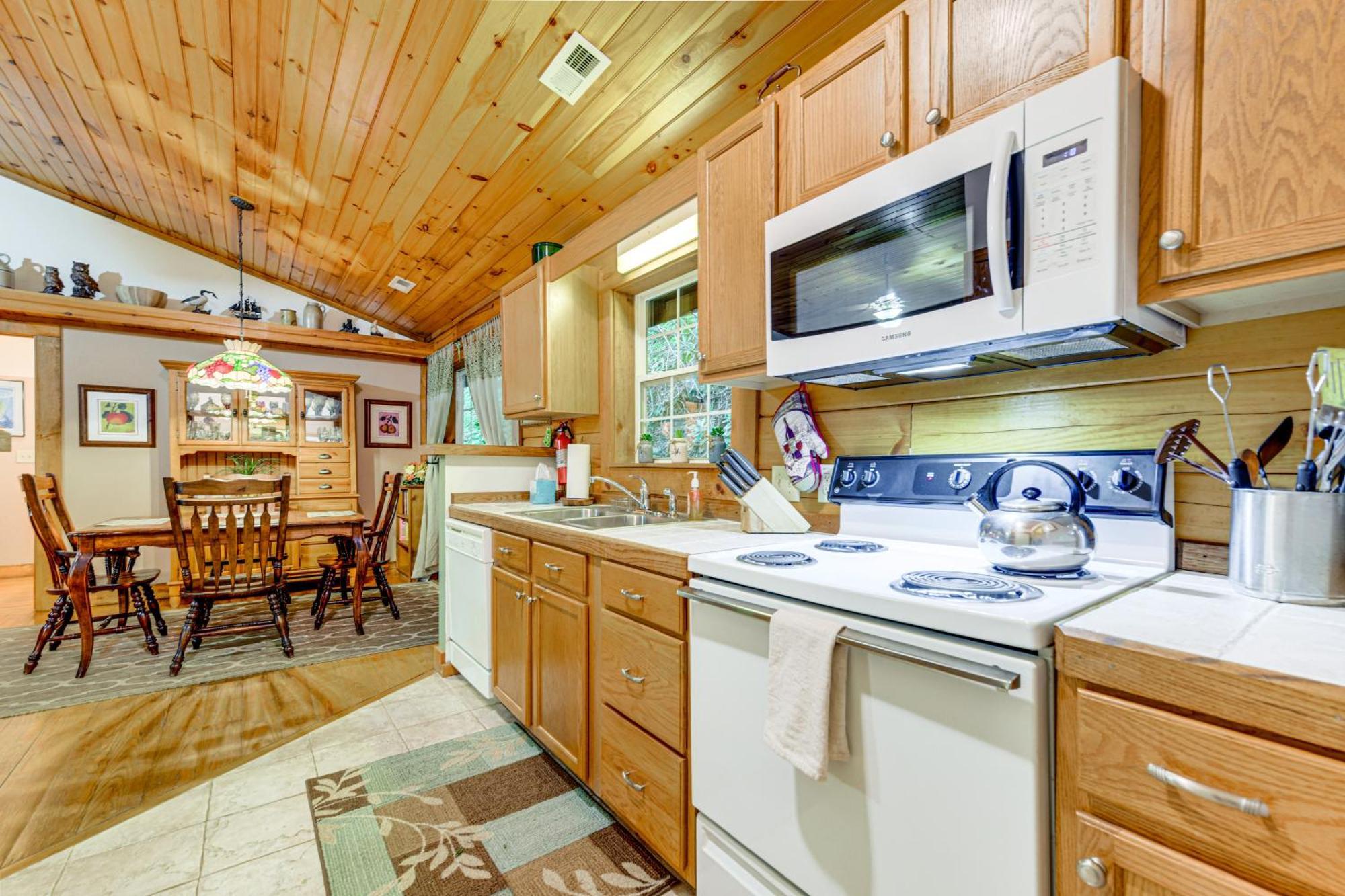 Serene Maggie Valley Retreat With Deck And Hot Tub! Εξωτερικό φωτογραφία