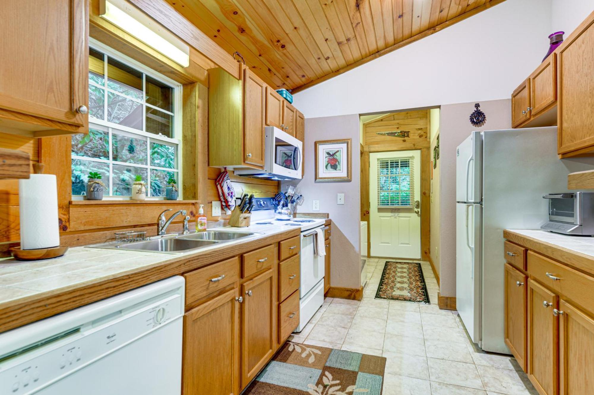 Serene Maggie Valley Retreat With Deck And Hot Tub! Εξωτερικό φωτογραφία