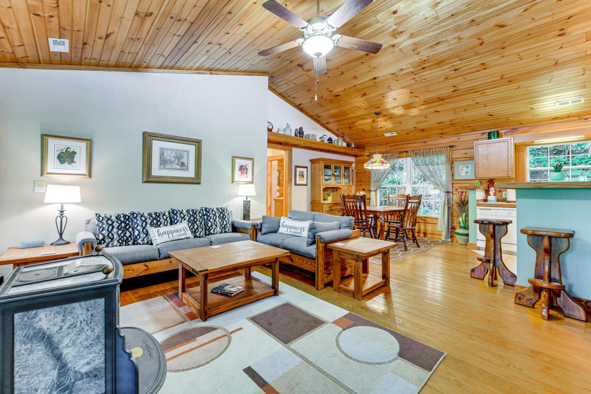 Serene Maggie Valley Retreat With Deck And Hot Tub! Εξωτερικό φωτογραφία