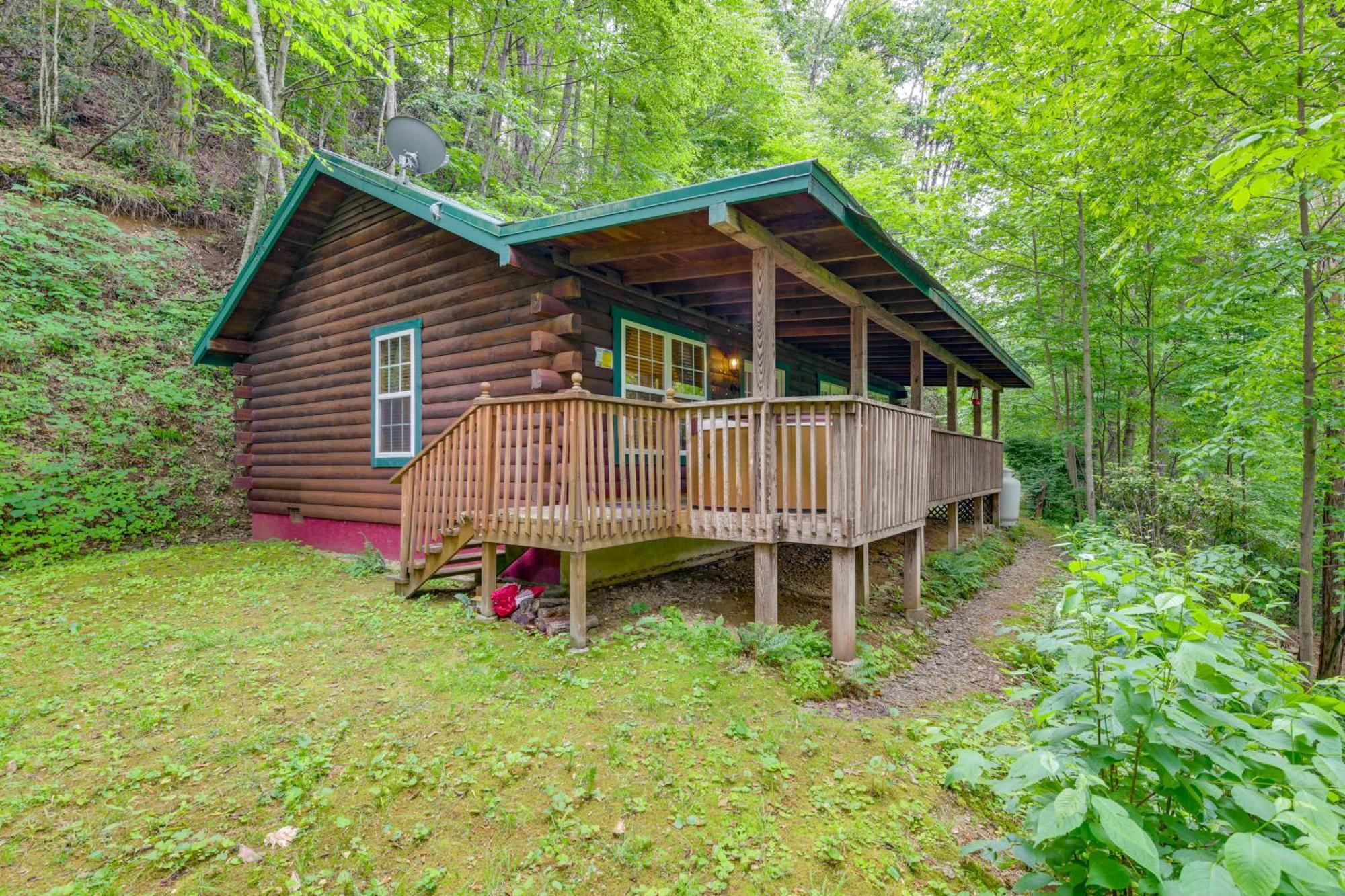 Serene Maggie Valley Retreat With Deck And Hot Tub! Εξωτερικό φωτογραφία
